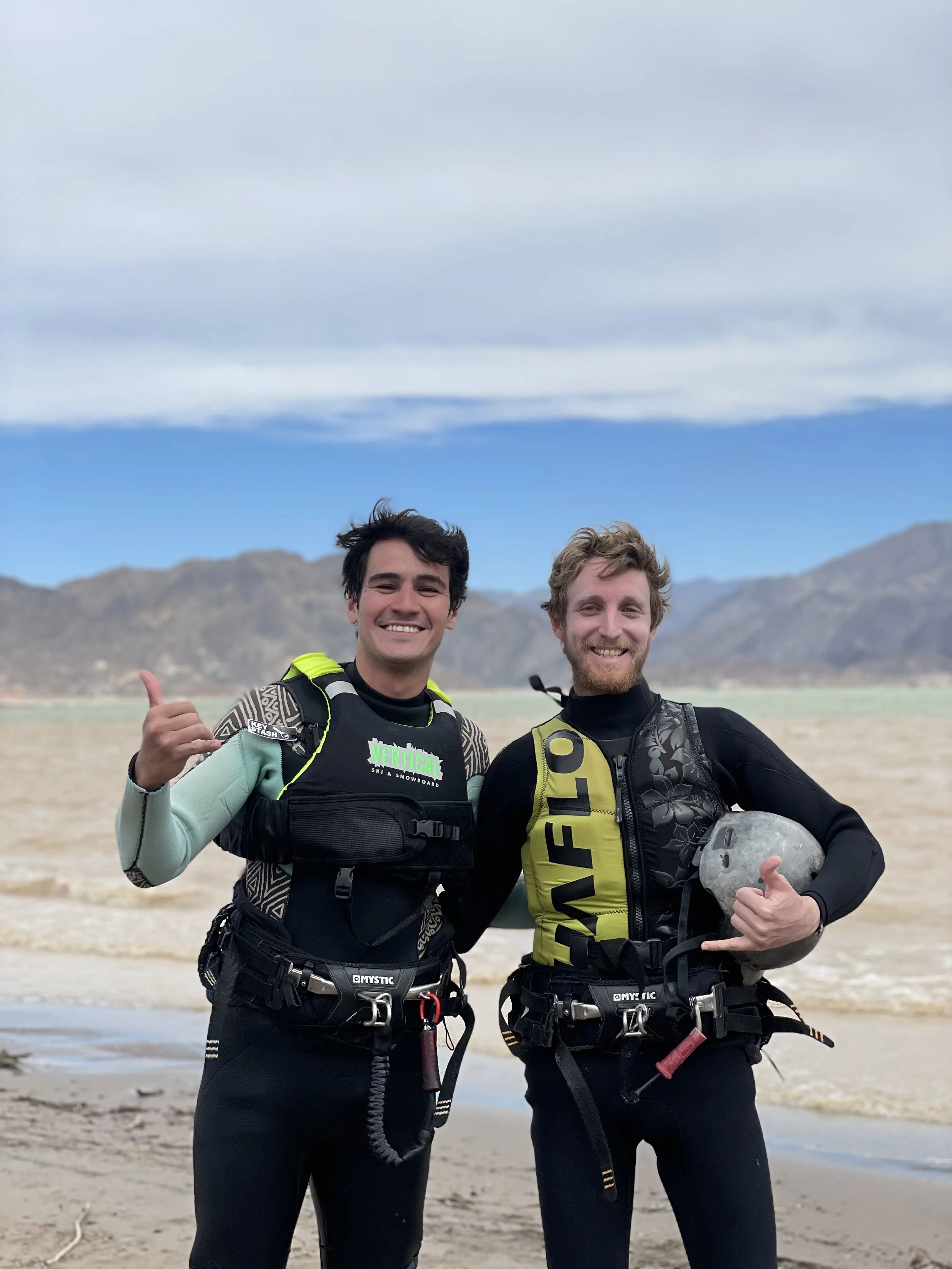 Dos alumnos saludando a la camara